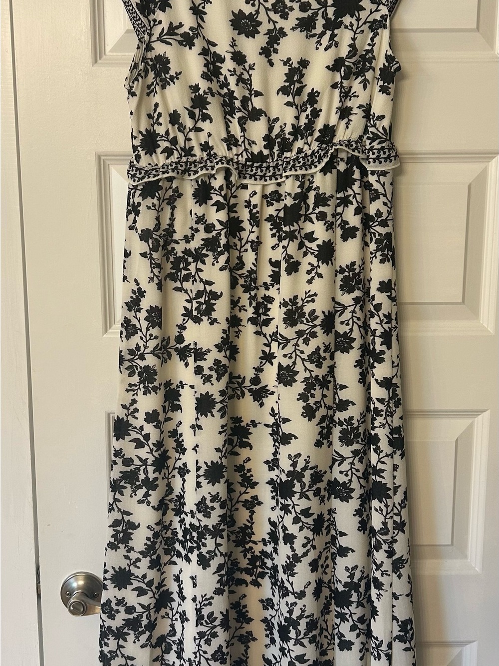 Max Studio Black and White Floral V-Neck Maxi Dress - Picture 6 of 7